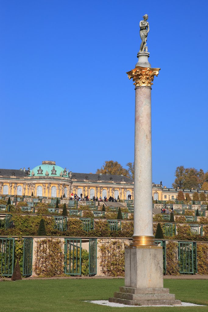 Statue über Weinterrassen und Schloss Sanssouci, Potsdam, Потсдам