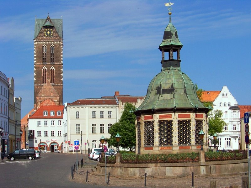 Markt mit Wasserkunst und Turm der Marienkirche, Висмар
