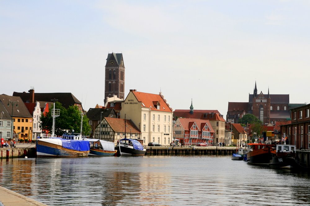 Blick auf die Altstadt von Wismar vom Hafen aus, Висмар