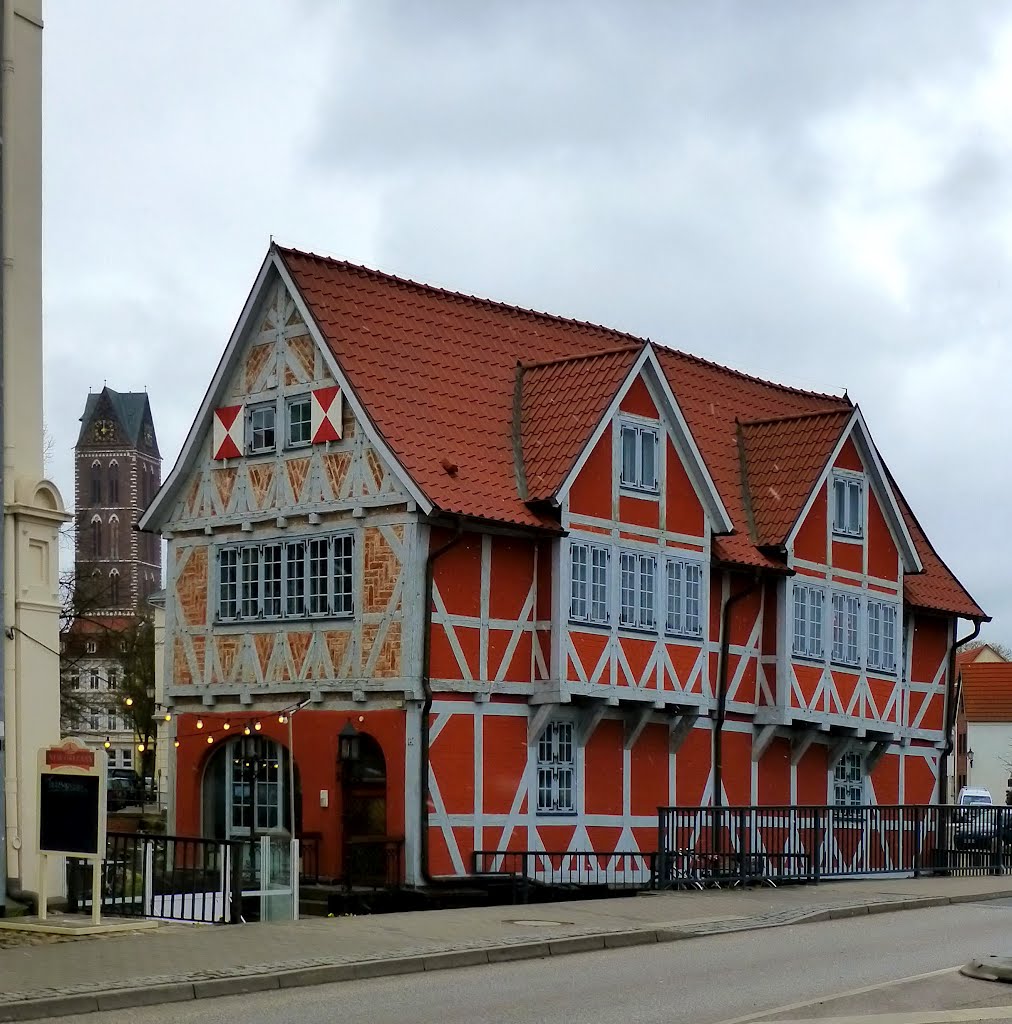 Wismar, Altes Fährhaus mit Grube-Brücke und St. Marien, Висмар