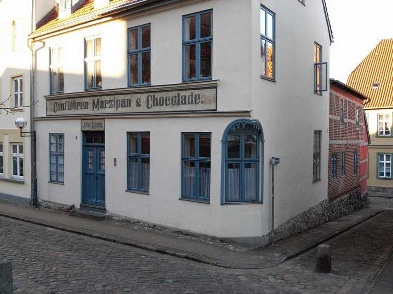 saniertes Wohnhaus mit historischer Reklame, Грейфсвальд