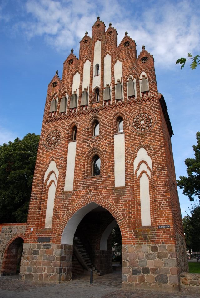 Neues Tor erbaut in der 2.Hälfte des 15 Jhdts, mit 8 Figuren, Нойебранденбург