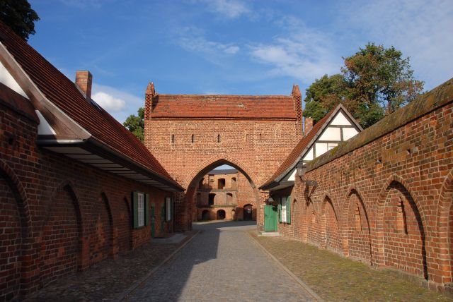 Friedländer Vortor, in den Fachwerkhäusern in der Mauer waren früher Torschreiber und Steuereinnehmer, Нойебранденбург