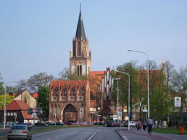 Stargarder Tor und Kirche in Neubrandenburg, Нойебранденбург