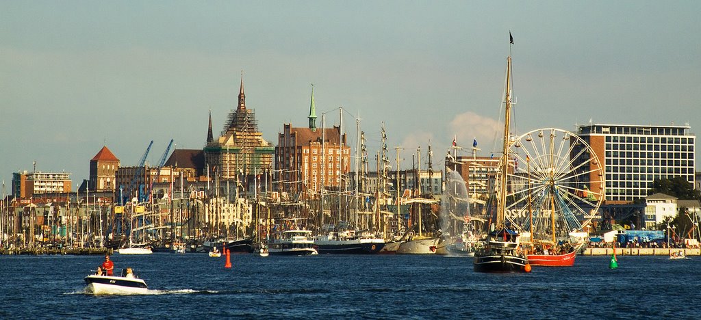 Blick auf die Liegeplätze und die Stadt zur Hanse Sail 2009, Росток