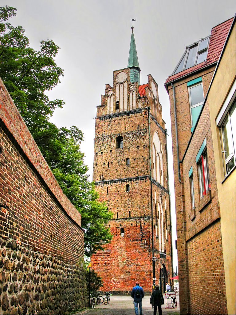 Kröpeliner Tor and the old city wall, by Per Allan Nielsen, Росток