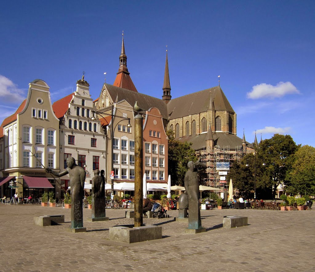 Neuer Markt Rostock : Marienkirche & Möwenbrunnen / St. Marys Church & Gulls fountain, Росток