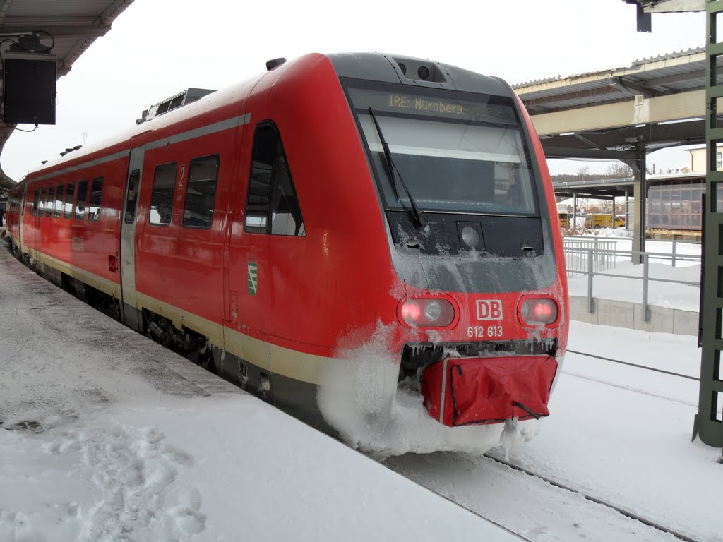 Ein IRE  Zug im winterlichen Bahnhof von Plauen, Плауэн