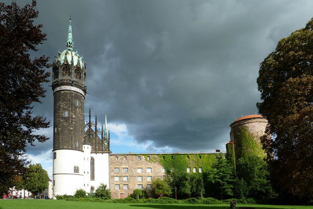 Schlosskirche und Restschloss in Wittenberg nach heftigem Regenschauer, Виттенберг