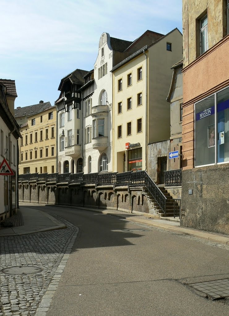 Altenburg - Blick in die Wallstrasse mit der 1892 erbauten Stützmauer mit Geländer an der Stelle der alten Stadtmauer, Альтенбург
