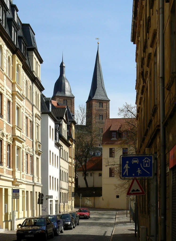 Altenburg - Blick auf das Wahrzeichen der Stadt - die Roten Spitzen, durch das Brückchen, Альтенбург