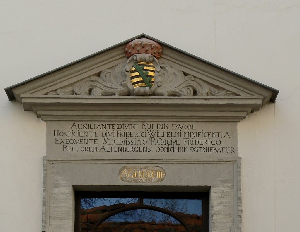 Altenburg - Blick auf das Wappen und die Inschrift am Eingang des Pfarramts der Brüderkirche, Альтенбург
