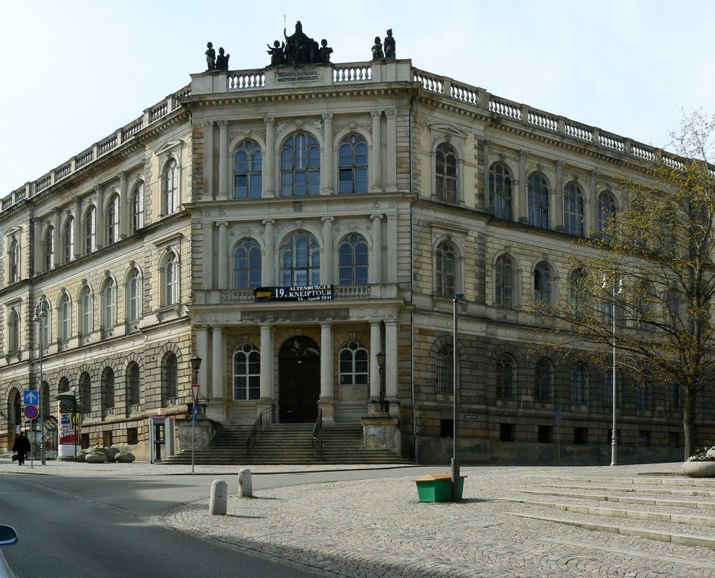 Altenburg - Die Herzogliche Landesbank erbaut 1865 mit der Saxonia sowie weiteren allegorischen Firguren auf dem Dach, Альтенбург