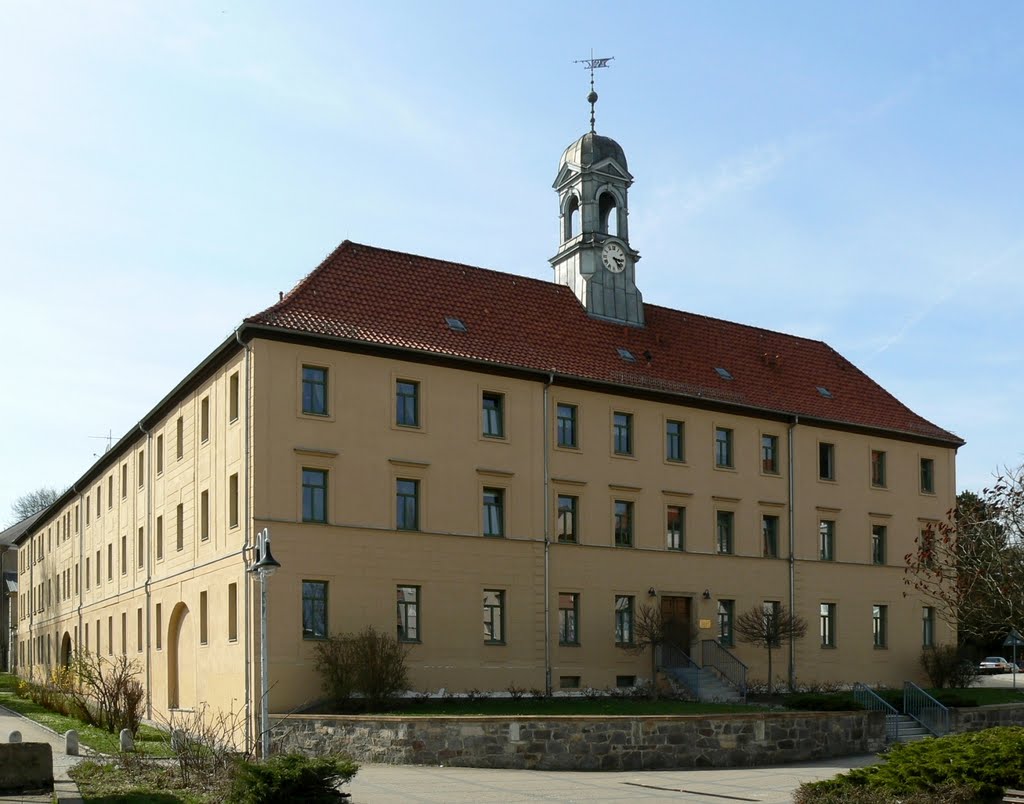 Altenburg - Blick auf das, einem Schlosses anmutenden, Altenpflegeheim Hospitalstiftung zu Altenburg/Th., Альтенбург