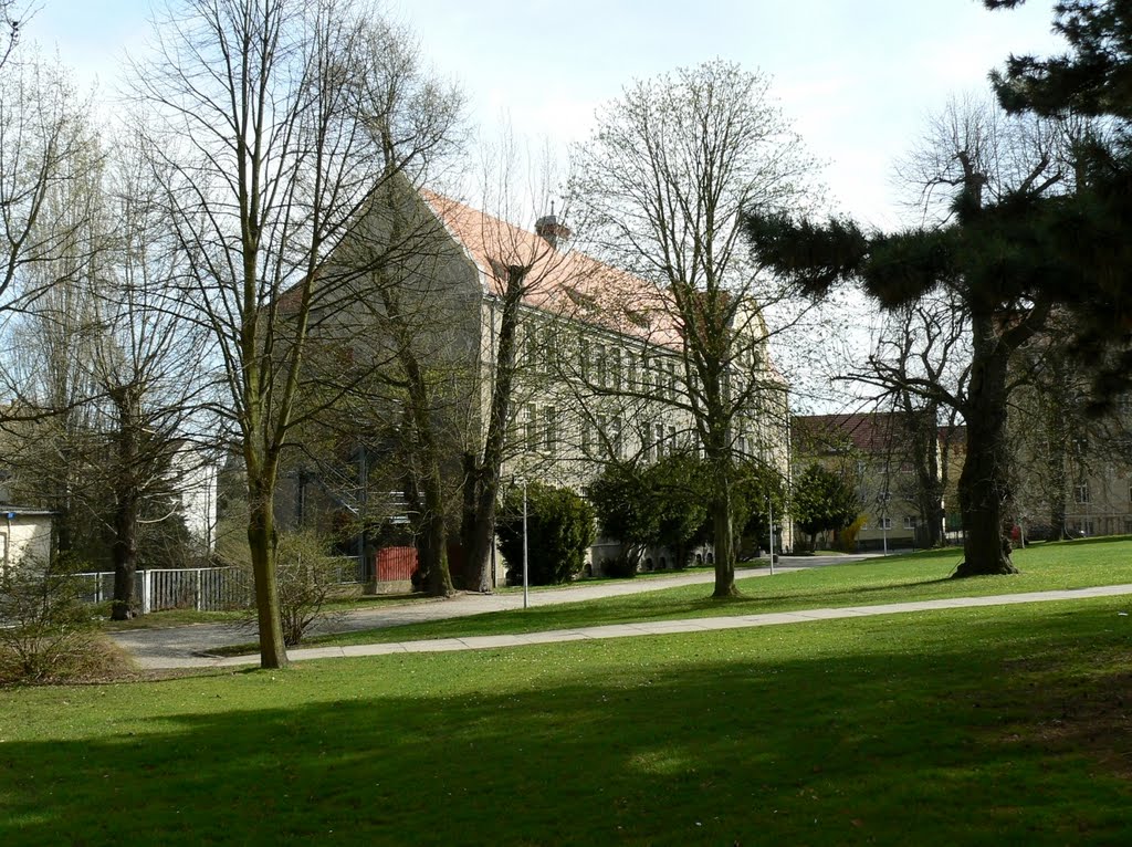 Altenburg - Blick auf die Grundschule Karolinum, Альтенбург