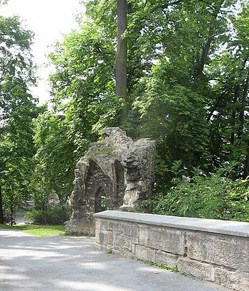 die Ruinen einer alten Burg in der englischen Park, Майнинген