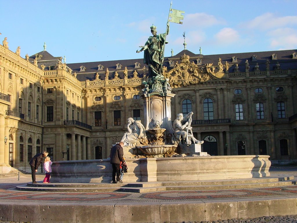 A fountain in front of Residenz Wurzburg, Вюрцбург