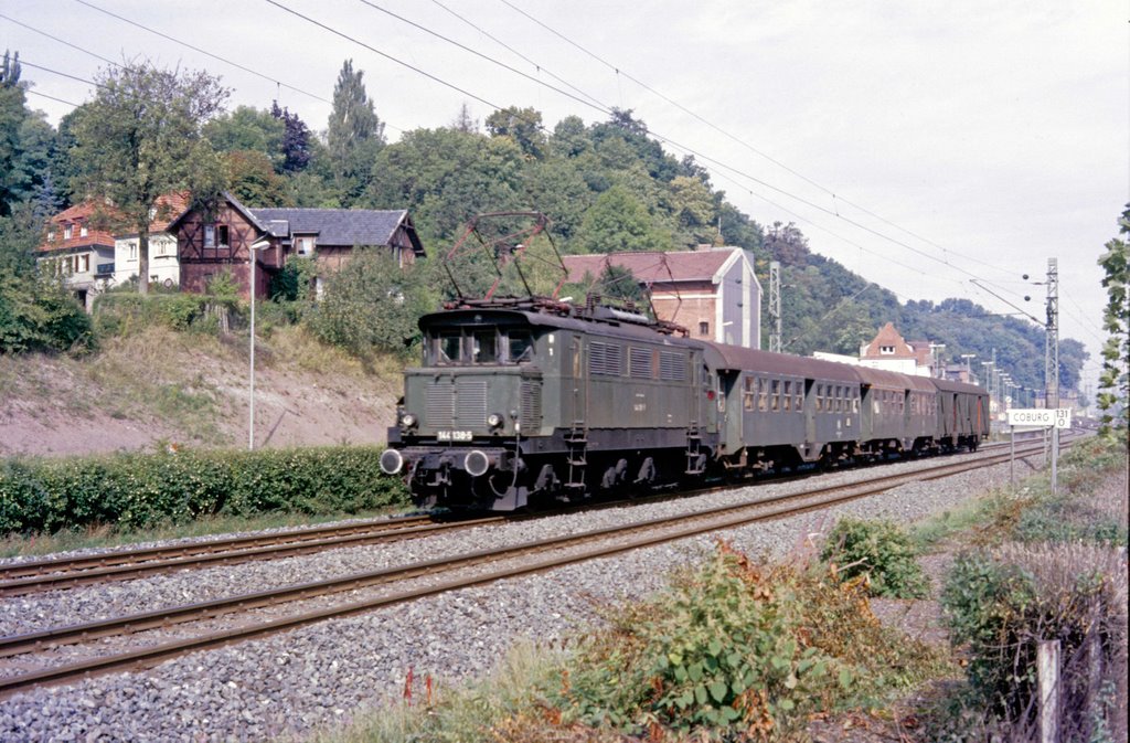 144 138 mit Nahverkehrszug nach Lichtenfels (1983) (pb), Кобург