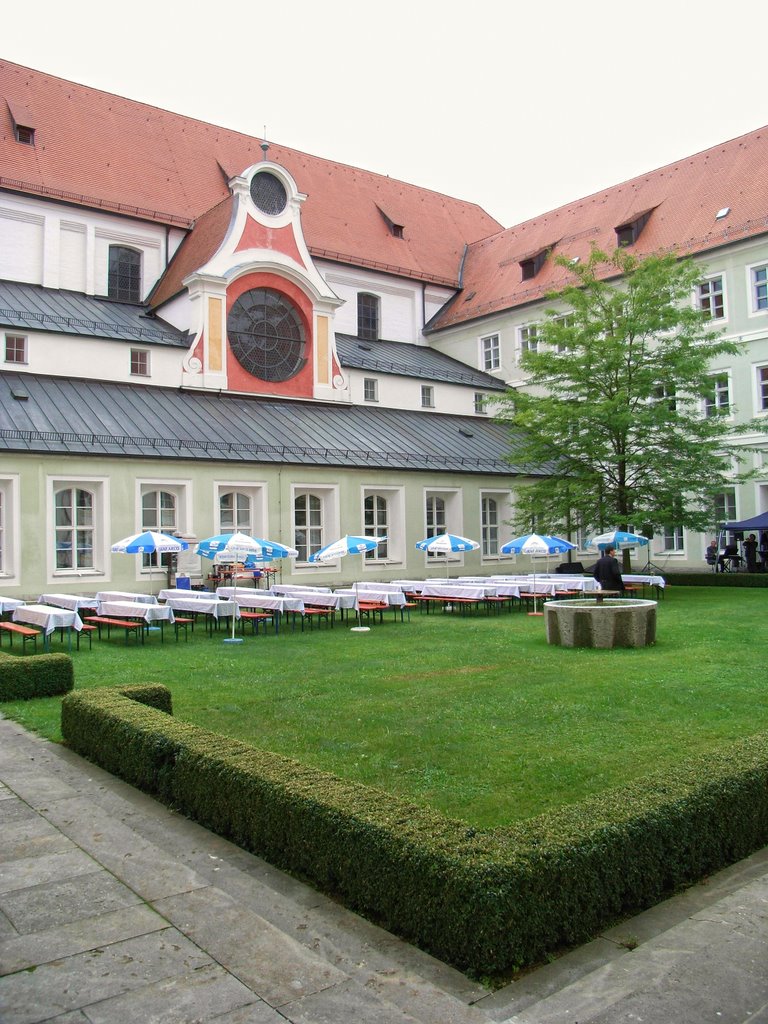 Innenhof Dominikanerkloster, jetzt Regierung von Niederbayern, Landshut, Ландсхут