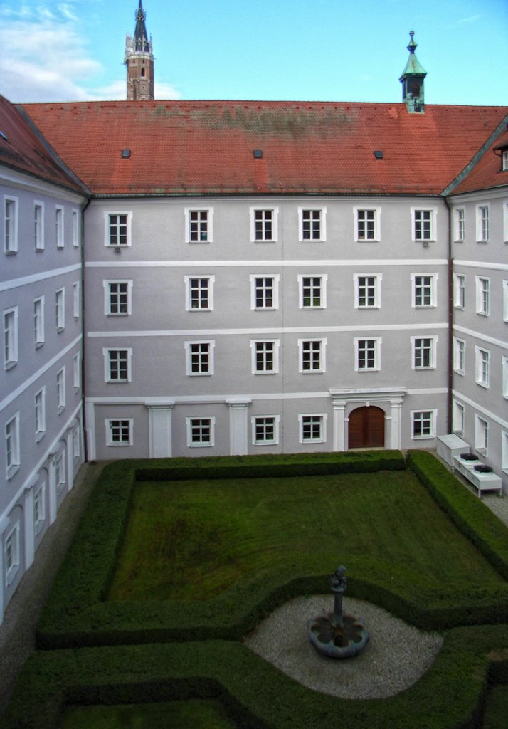 Innenhof des ehemaligen Jesuitenklosters, links Turm der Martinskirche, Landshut, Ландсхут