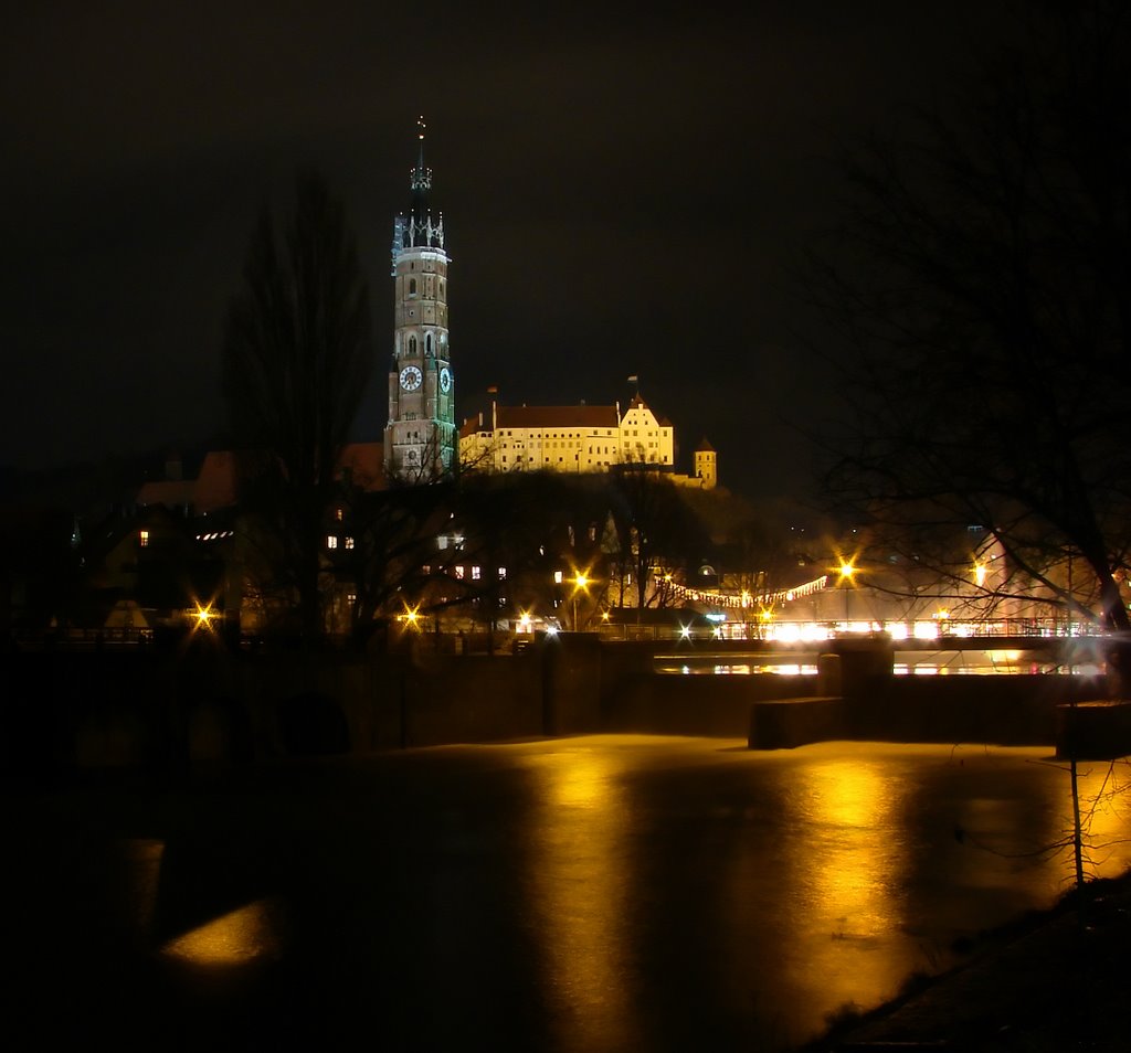 #03 Martinskirche und Burg Trausnitz bei Nacht vom Isarufer aus, Landshut, Ландсхут
