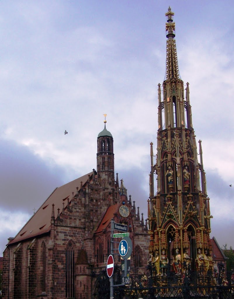 Frauenkirche en un dia nublado de verano...., Нюрнберг