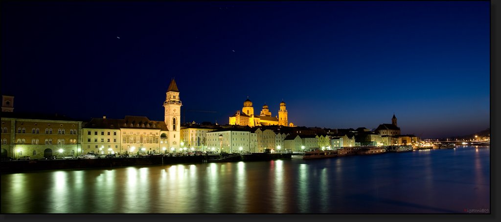 Passau Rathaus und Dom bei Nacht, Пасау
