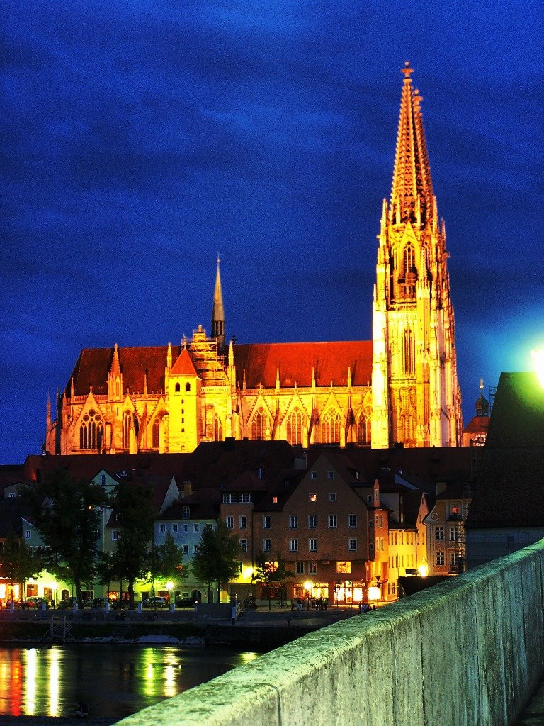 Regensburg Cathedral from Steinerne Brücke in the night, Регенсбург