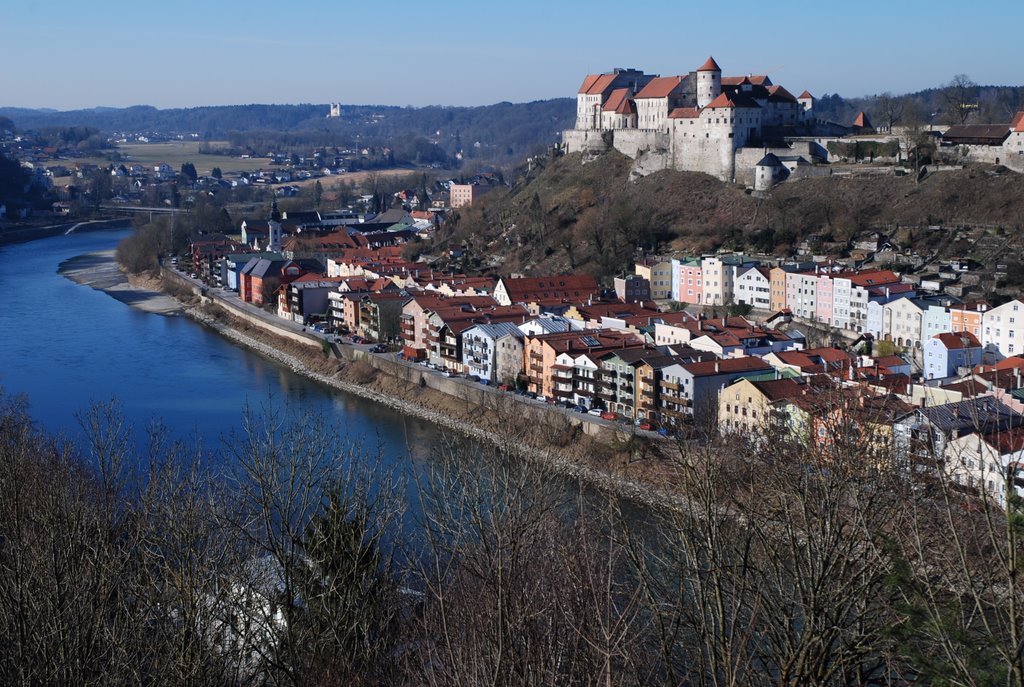 River Salzach with Castle and Old town of Burghausen / Am Salzachufer, Бургхаузен
