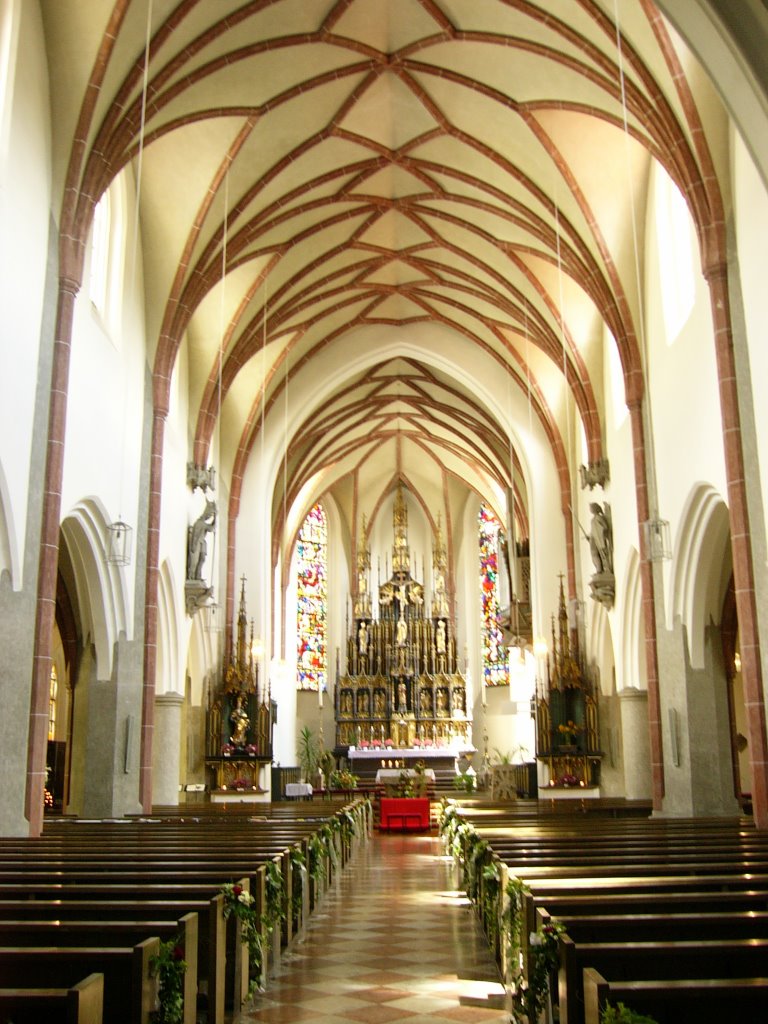 Burghausen St. Jakab church before a wedding, Бургхаузен