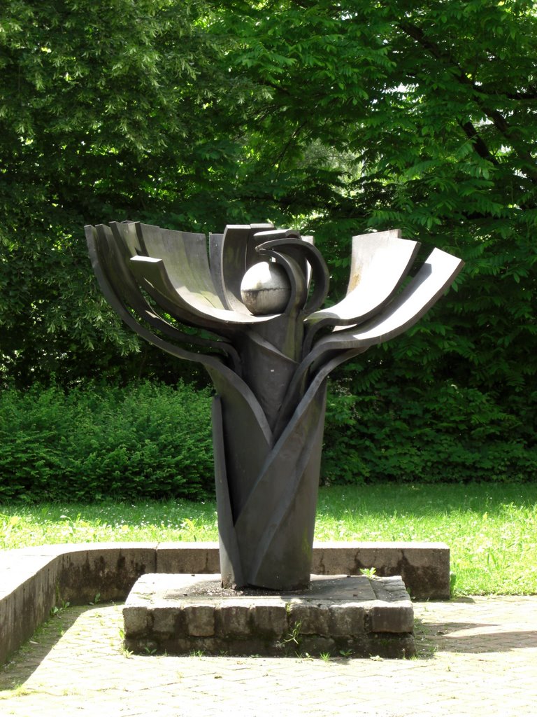 Skulptur an der staatlichen Berufsschule II in Rosenheim in Richtung W, Розенхейм