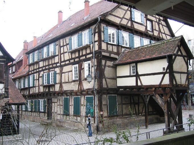 Nonnenhaus - längstes Fachwerkhaus der Altstadt von 1488, Гоппинген
