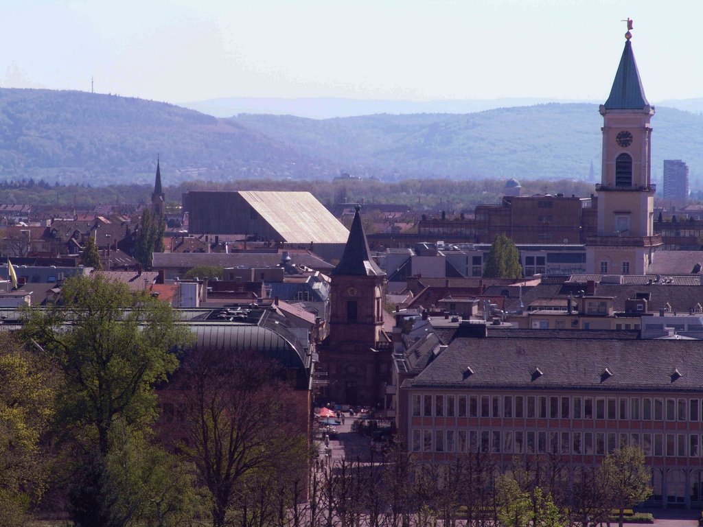 kleine Kirche und rechts der Kirchturm der evang. Stadtkirche, Карлсруэ