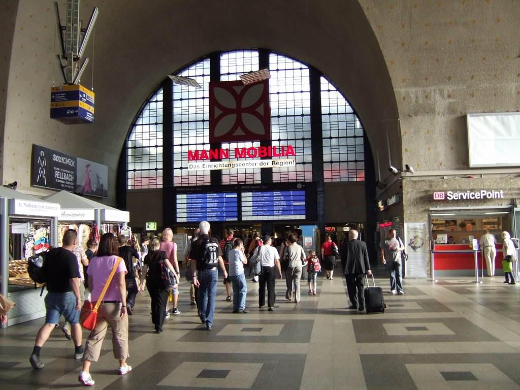 Karlsruhe Hauptbahnhof, in der Empfangshalle, Карлсруэ