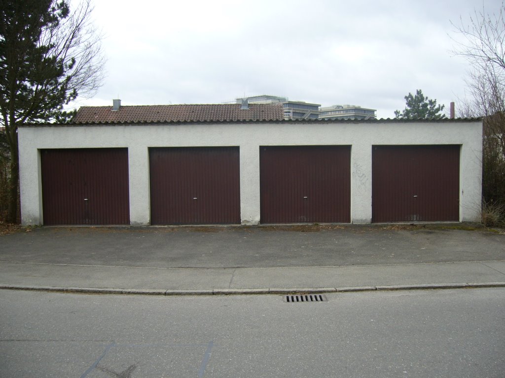 vier Garagen in Braun, Рютлинген