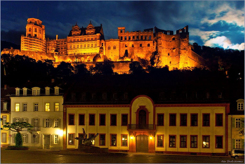 Heidelberg, Karlsplatz mit Schloss bei Mondaufgang, Хейдельберг
