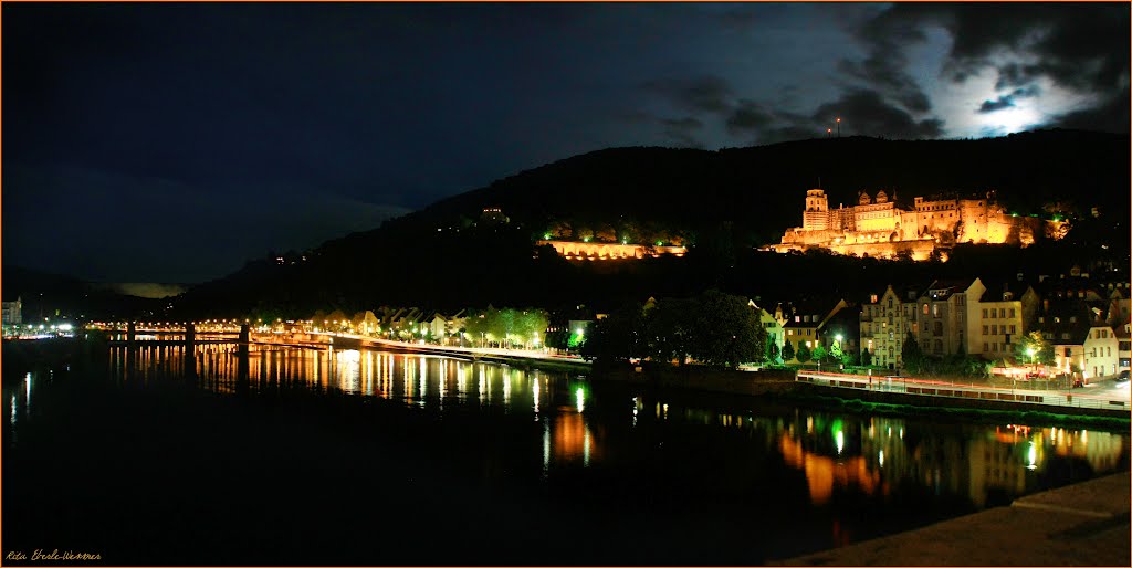Mondaufgang über dem Heidelberger Schloss und Neckarufer, gesehen von der Alten Brücke, Хейдельберг