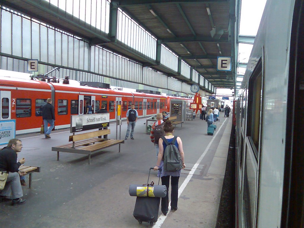 Wenn Stuttgart 21 gebaut werden sollte,  wird eine ganze Region darunter leiden!!! Hauptbahnhof Gl. 4, Штутгарт