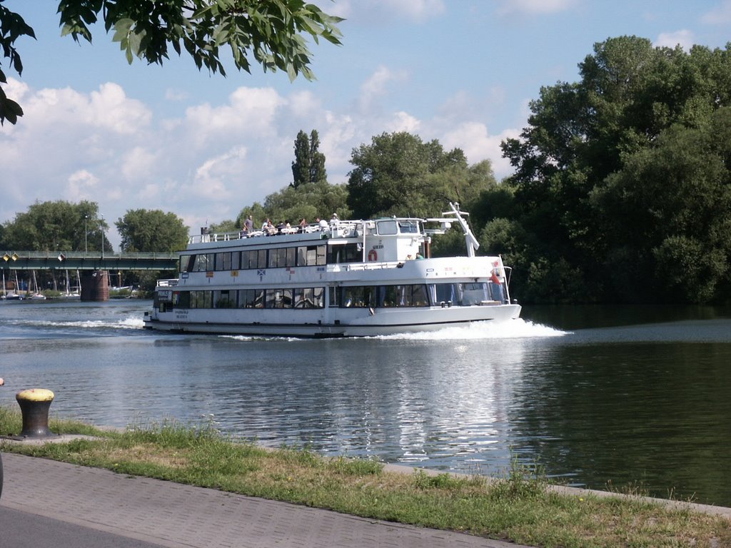 Ausflugsschiff auf den Main bei Offenbach, Оффенбах