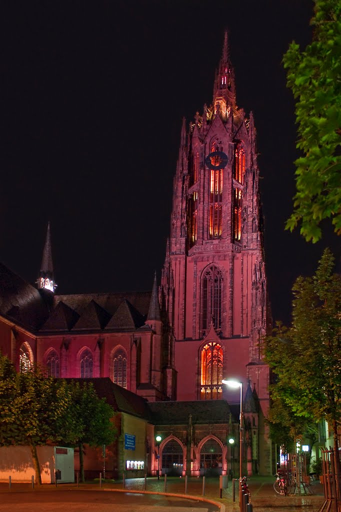 Der Kaiserdom St. Bartholomäus in Frankfurt am Main bei Nacht., Франкфурт-на-Майне