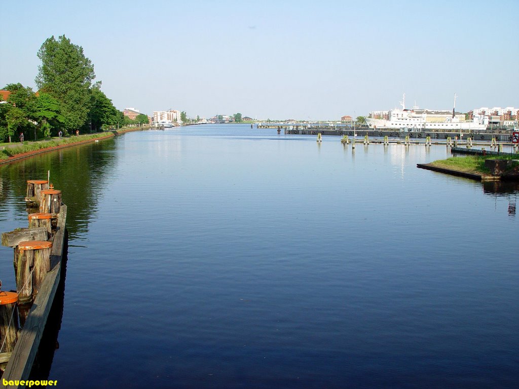 Blick von der Deichbrücke zum Binnenhafen entlang des Bontekai, Вильгельмсхавен