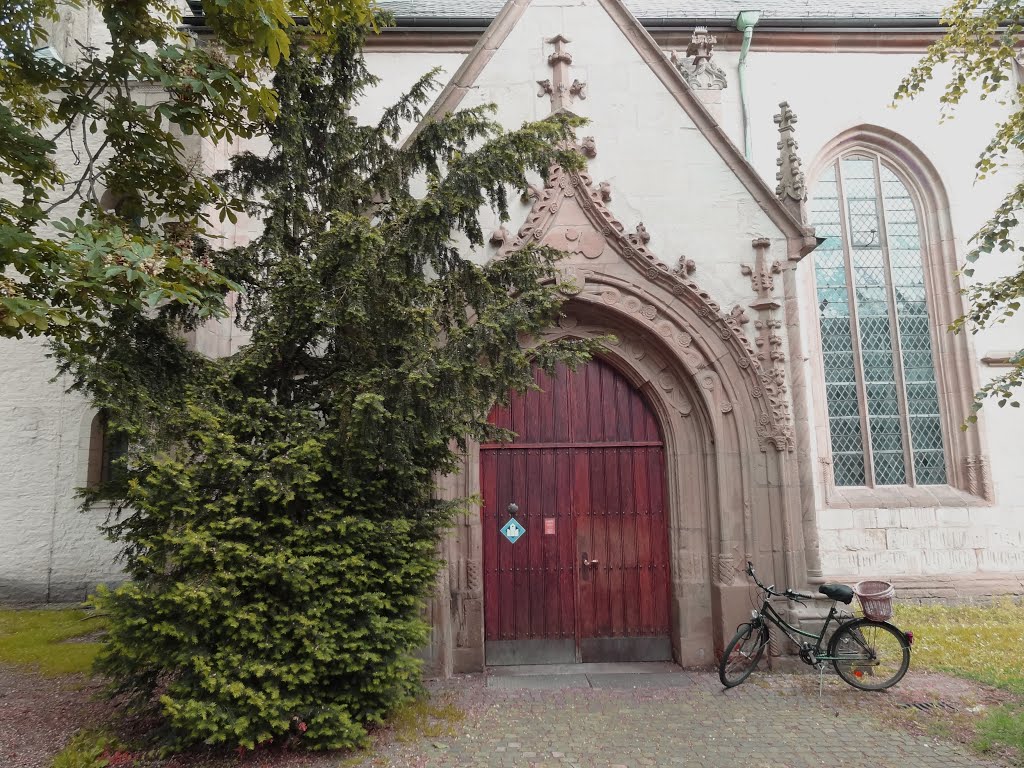 Nostálgica vieja bicicleta, canasto incluido, que espera en un lugar de lujo en la ciudad imperial de Goslar. (Casa 1716)----------Nostalgic old bicycle, basket included, waiting in a luxurious place in the imperial city of Goslar.(House 1716), Гослар