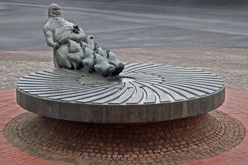 DELMENHORST: AUSZUG DES MÜLLERS - Skulptur von PAUL HALBHUBER (1909-1995) / AUSZUG DES MÜLLERS (move of the miller) - sculpture of PAUL HALBHUBER (1909-1995) • 2009, Дельменхорст