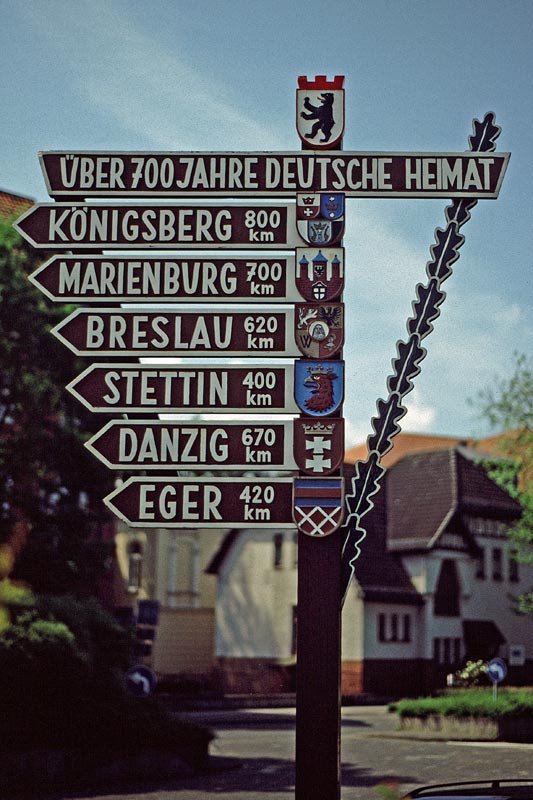 DELMENHORST: "Über 700 Jahre Deutsche Heimat" (leider viel zu "braun" - z.B. die Wegweiser) / "More than 700 years German native country" (unfortunately far too "brown" - e.g. the signposts) • 2008, Дельменхорст