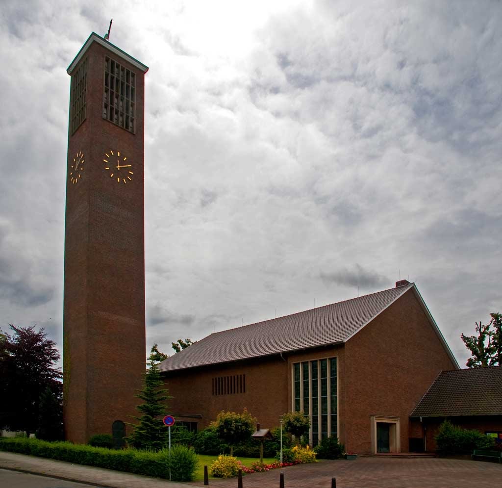 DELMENHORST: Kirche Ev. luth. Gemeinde HEILIG GEIST / Church Evangelic lutheran municipality HEILIG GEIST ("holy spirit") • 07-2011, Дельменхорст