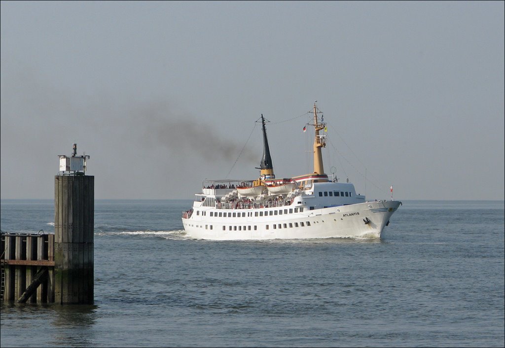 Das Seebäderschiff "Atlantis" kommt in flotter Fahrt von Helgoland zurück, Куксхавен