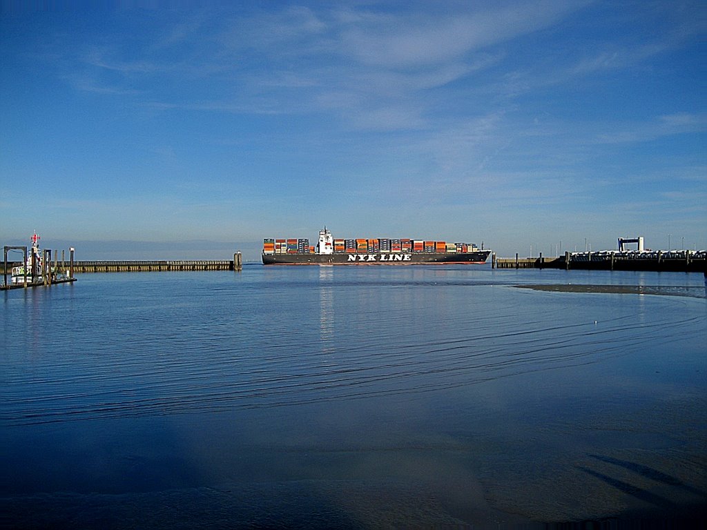 Container vessel passing River Elbe,Cuxhaven,Germany by HalvardCux, Куксхавен
