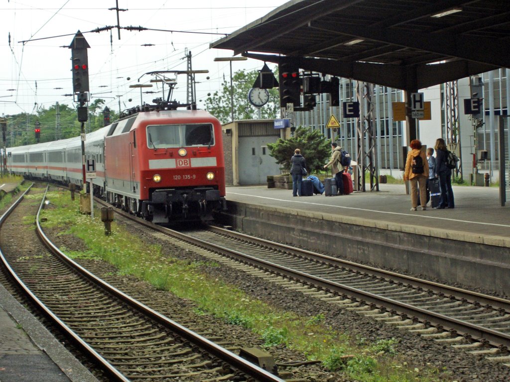 Osnabrück HBF: einfahrender IC in Sandwichtraktion mit weiterer BR 120 am Zugschluss, Оснабрюк