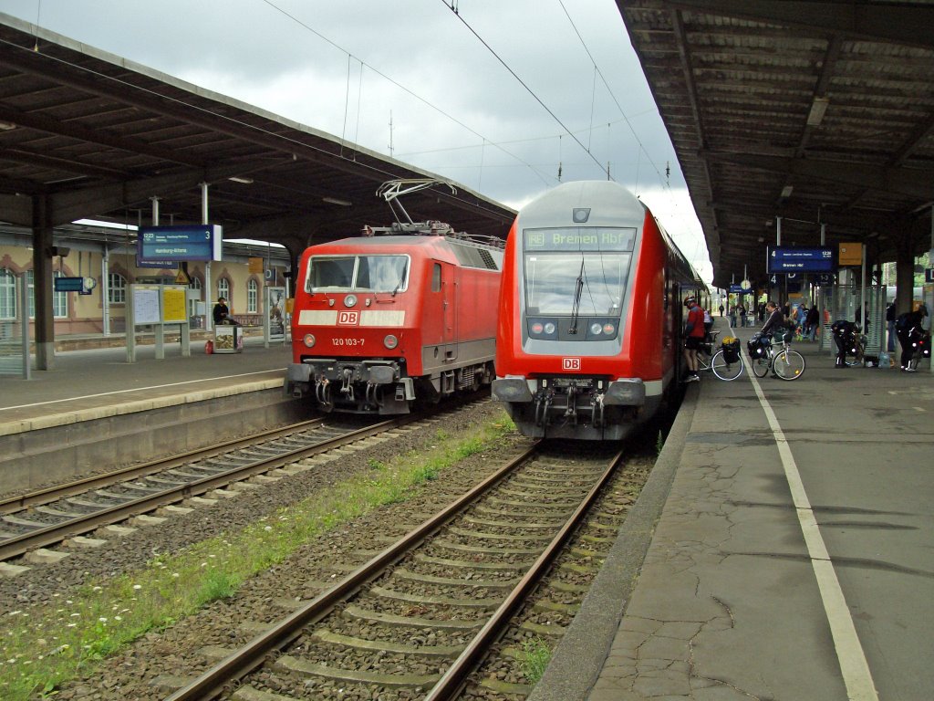 Osnabrück HBF: InterCity nach Hamburg neben RE nach Bremen, Оснабрюк