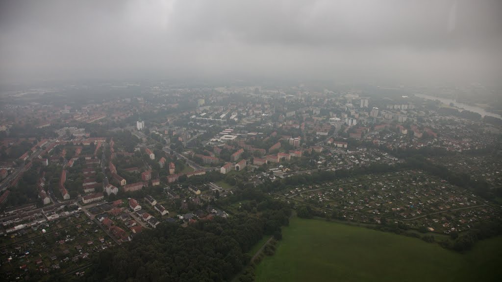 Luftaufnahme | Blick über  Salzgitter Lebenstedt und Kleingarten kolonien im Regen, Salzgitter